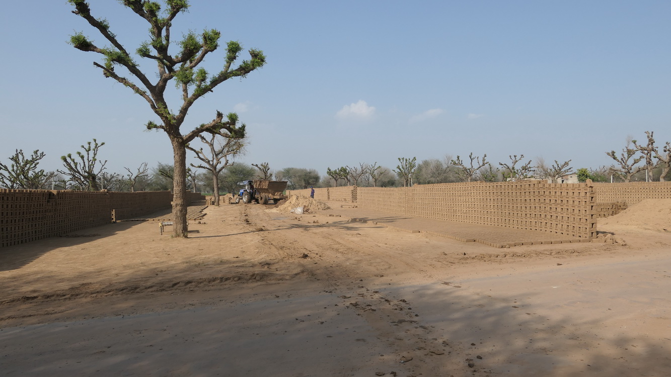 Une Briquetterie sur la route : 1 roupie pour 10 briques fabriquées Image
