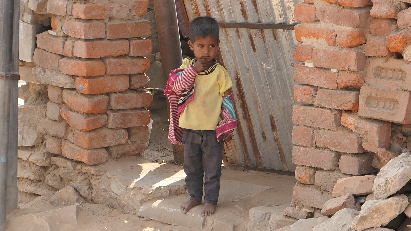 Vie quotidienne d'un village : un enfant pensif Jour 3