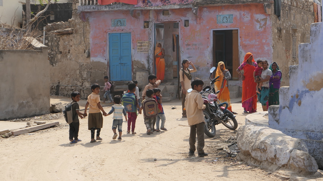 Le village à la sortie des classes Jour 3