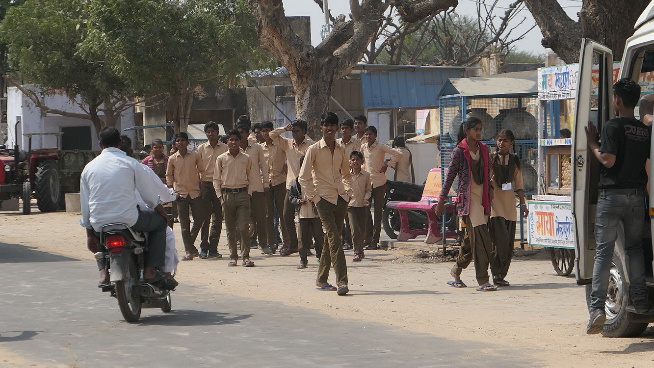Le village à la sortie des classes Jour 3
