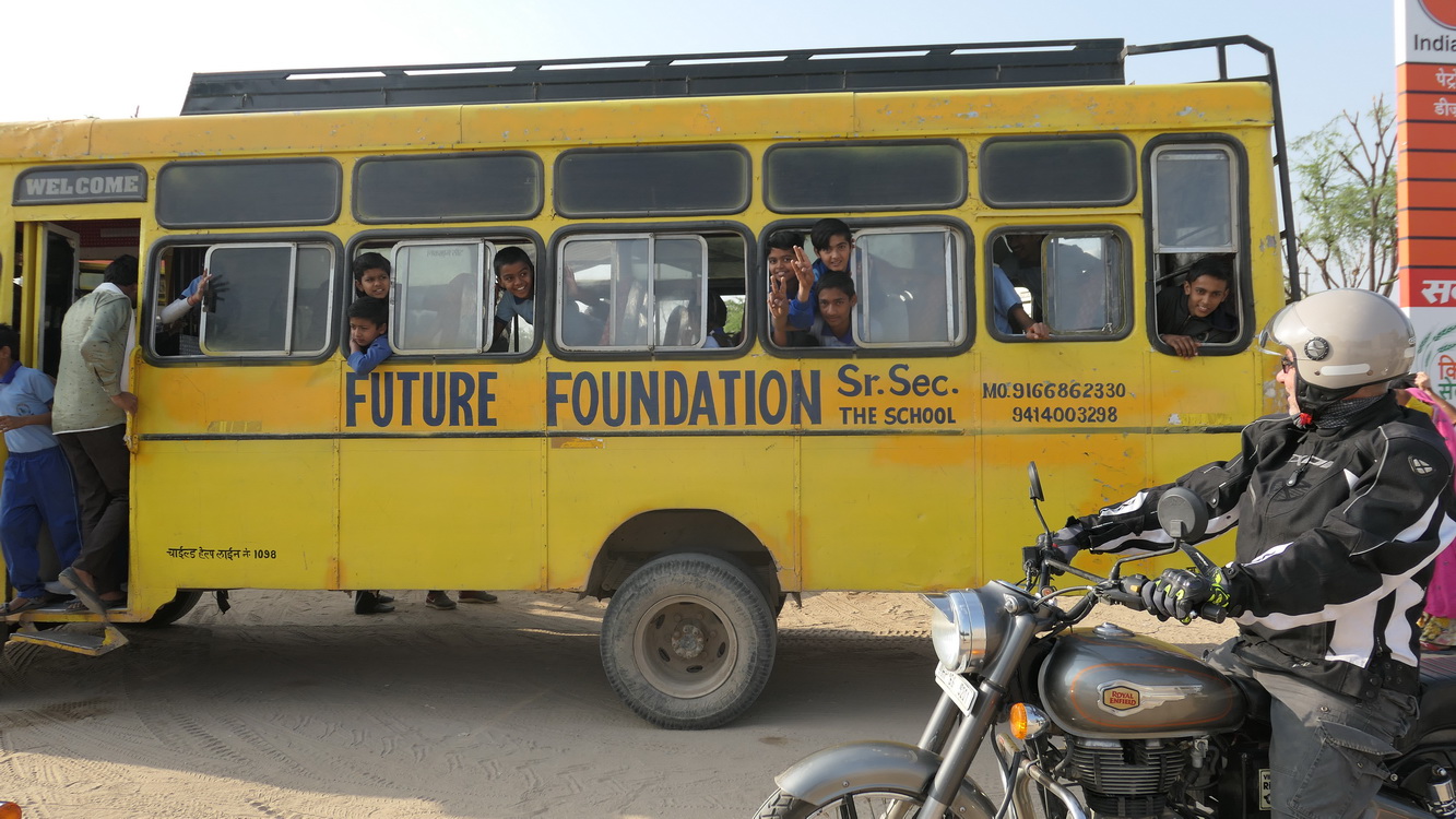 Halte pour l'essence et un bus scolaire était là Pushkar vers Jodhpur