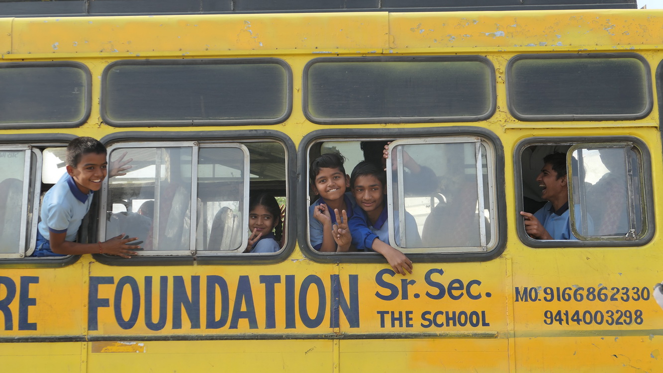 Halte pour l'essence et un bus scolaire était là Pushkar vers Jodhpur