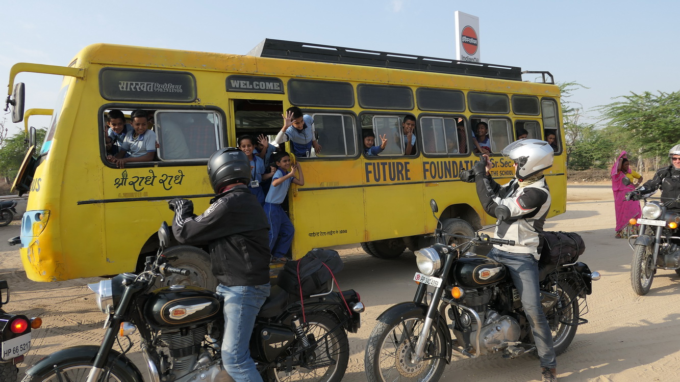 Halte pour l'essence et un bus scolaire était là Pushkar vers Jodhpur