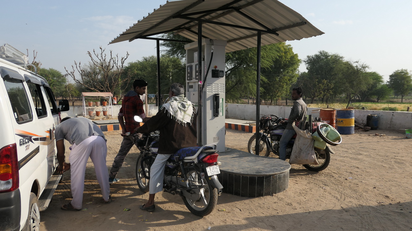 Halte pour l'essence pour la population aussi : 0,98€ le litre de super, c'est cher pour les habitants! Pushkar vers Jodhpur