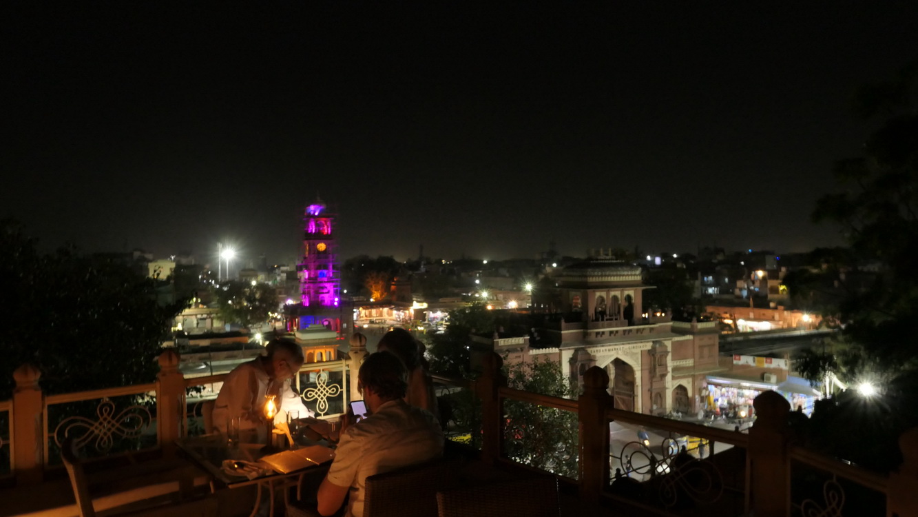 La ville la nuit : vue du toit de l'hôtel Pushkar vers Jodhpur