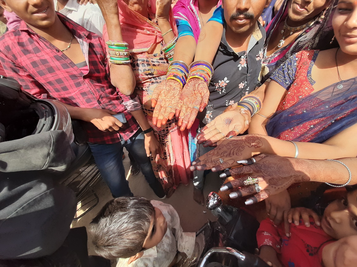 Arrêt dans un village : le tatouage des mains Pushkar vers Jodhpur