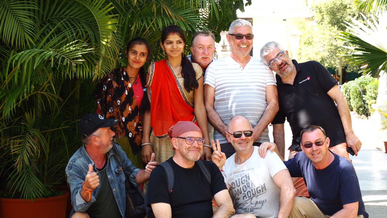 Avec les hommes du groupe Udaipur
