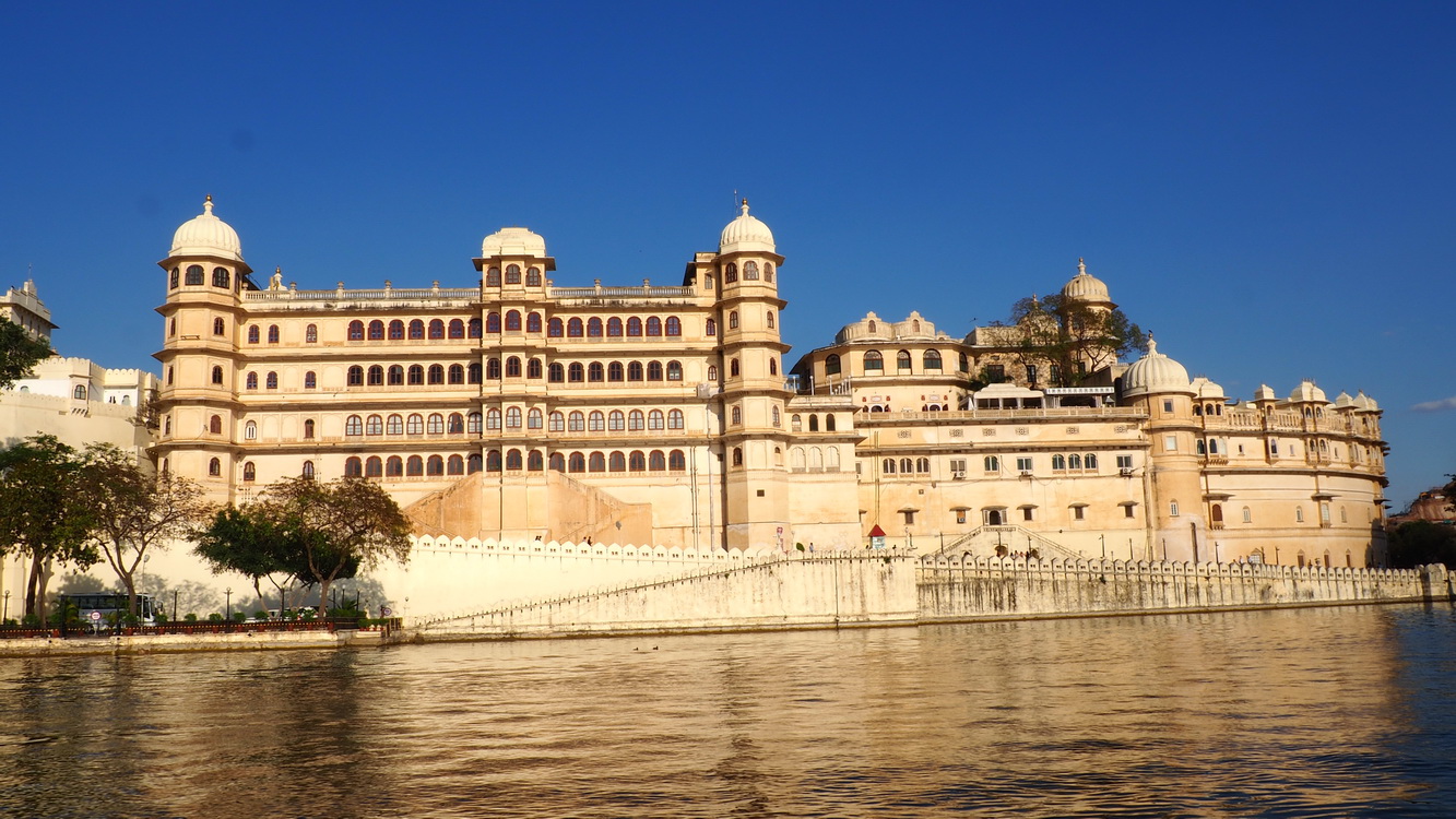 En bateau sur le lac: encore un palais Udaipur