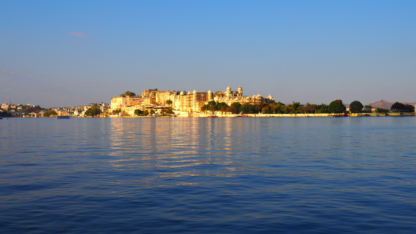 En bateau sur le lac: encore un palais Udaipur