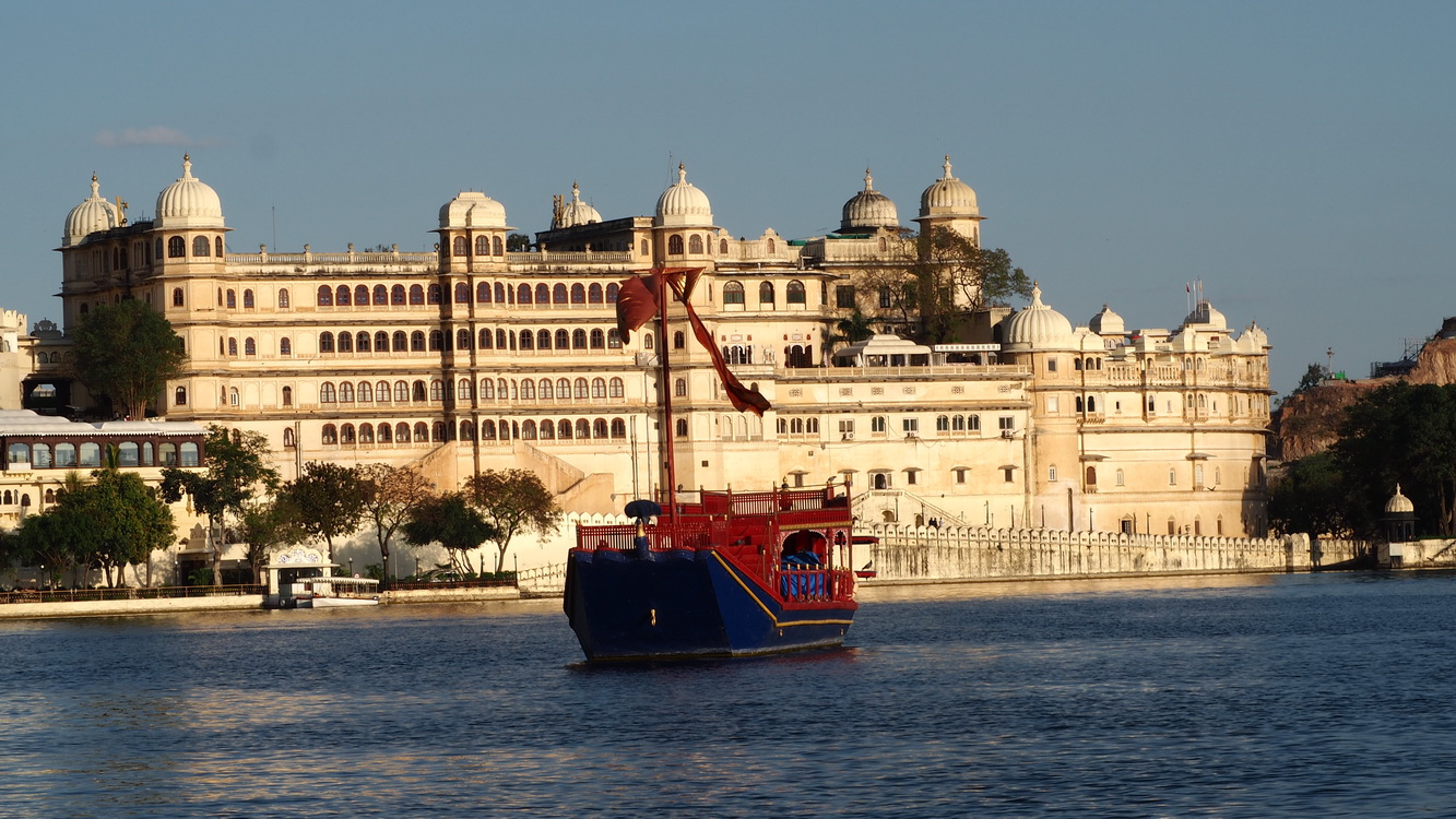 En bateau sur le lac: encore un palais Udaipur