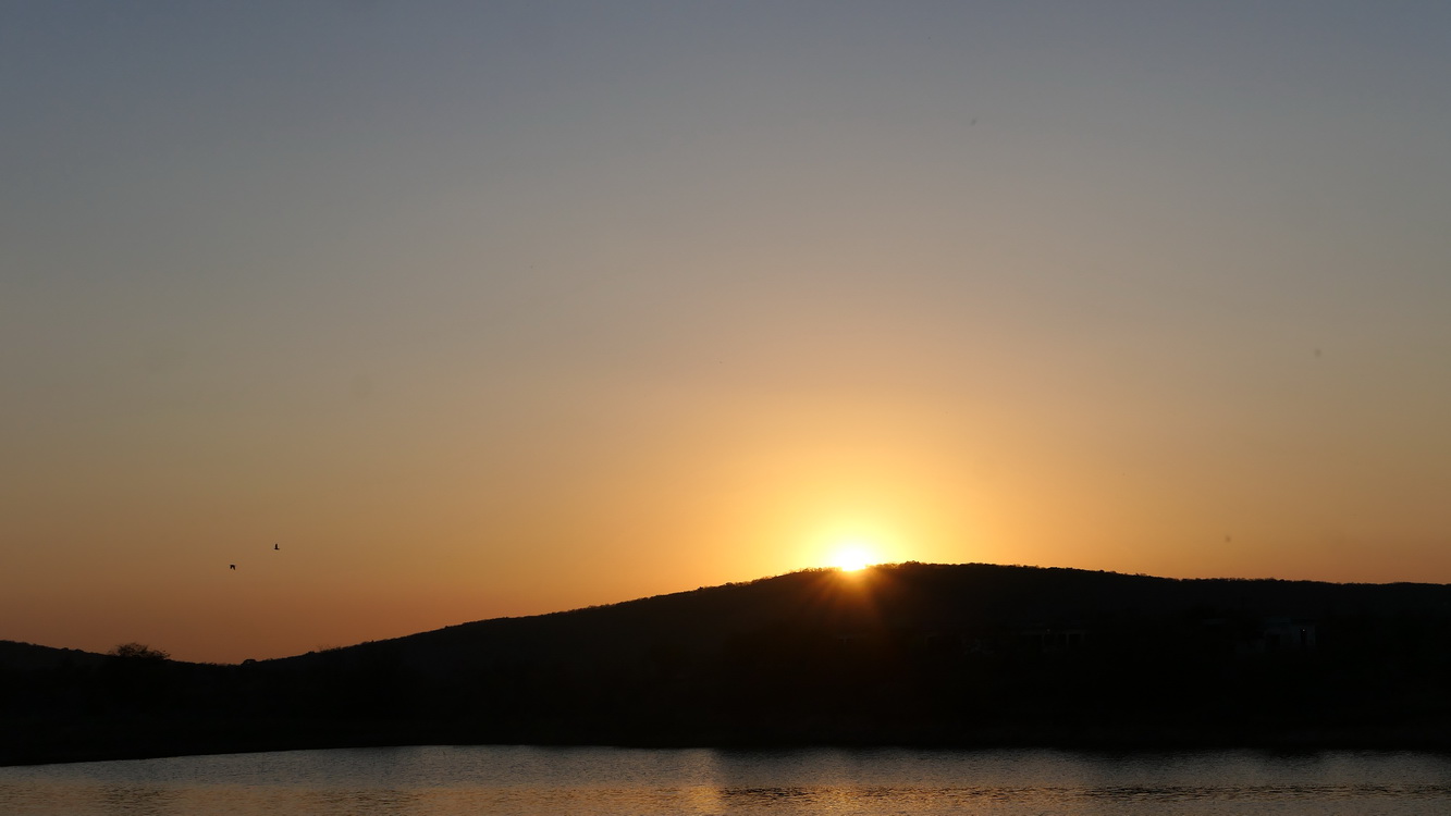Coucher de soleil : vue de la terrasse de l'hôtel Image