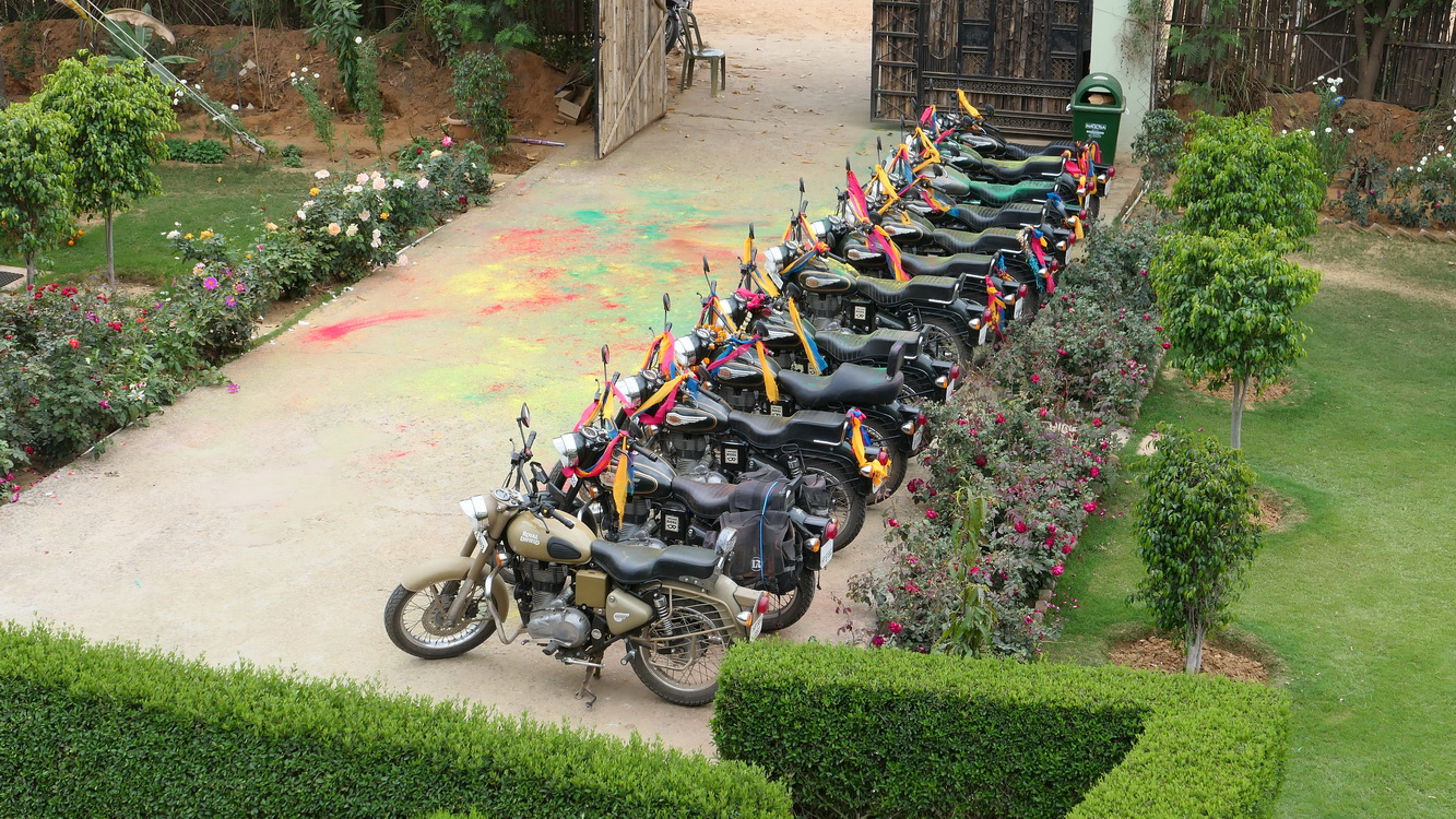 Happy Holi : motos rangées après la bataille Holi in Rajasthan