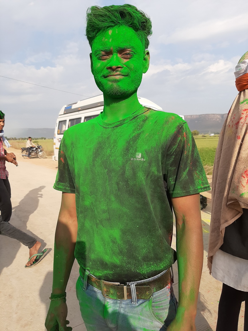 Happy Holi : notre mécano en bonhomme vert cetelem! Holi in Rajasthan