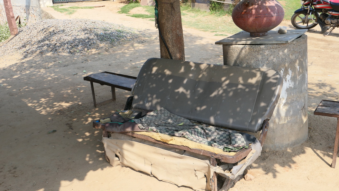 Banquette en parfait état pouvant accueillir 2 adultes facile! Jaipur